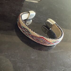 CHAMULA

Bendable Horsehair Bracelet - Ivory/Red/Blue
